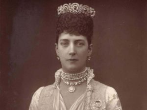 How to Style a Diamond Choker