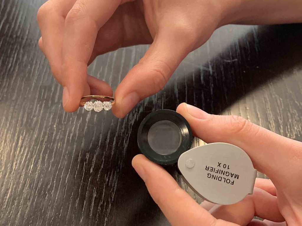 how to use a jewellers loupe