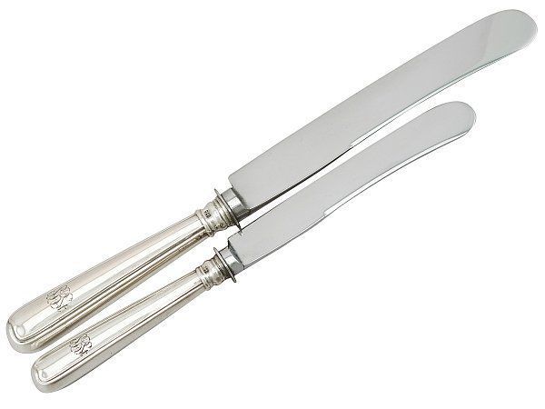 How to hold silver cutlery