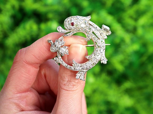 Unusual Luxury Brooch Gifts
