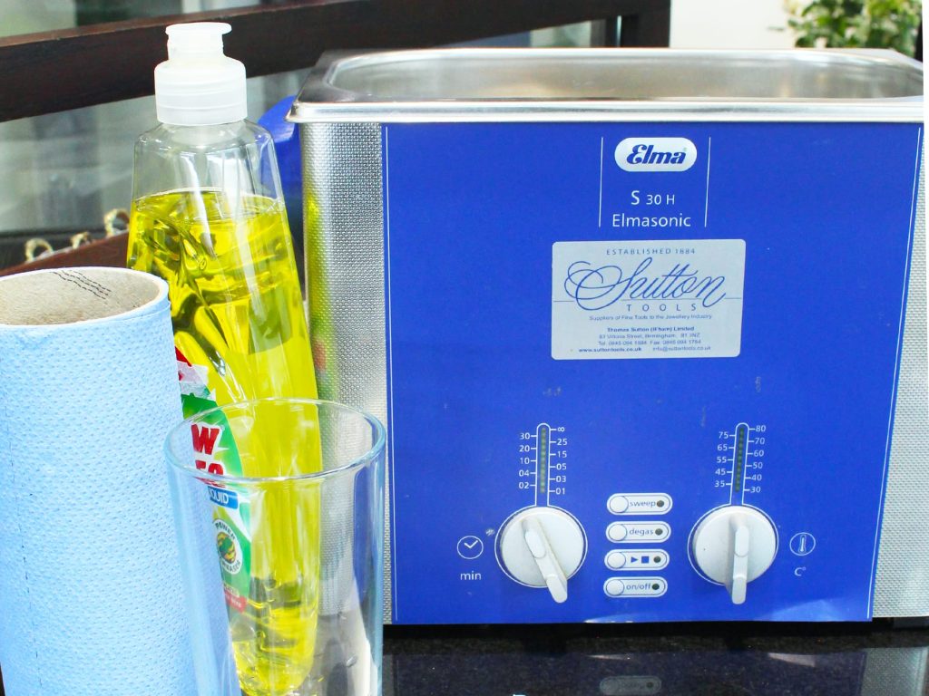 Professionally cleaning earrings with ultrasonic