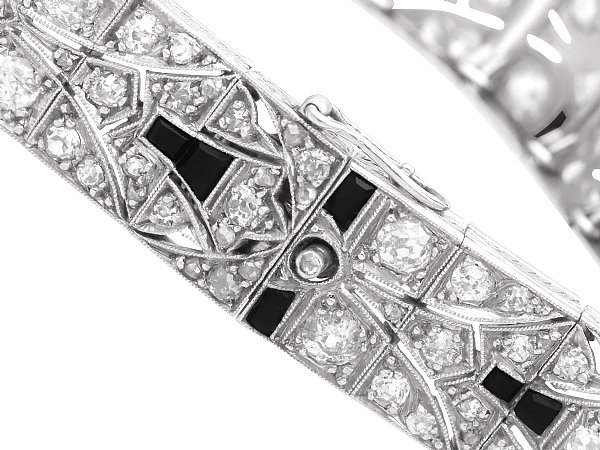 close up onyx bracelet
