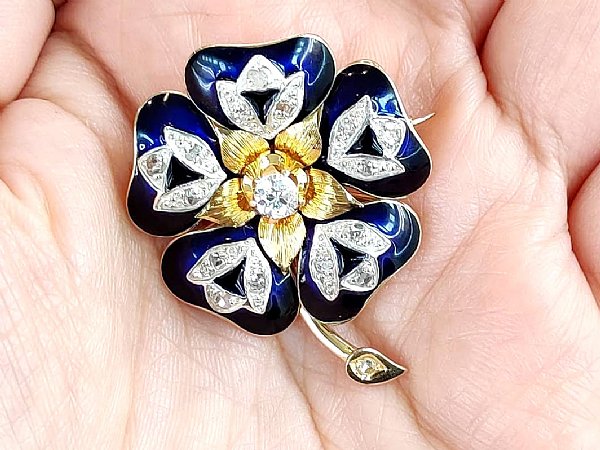 floral diamond brooch close up