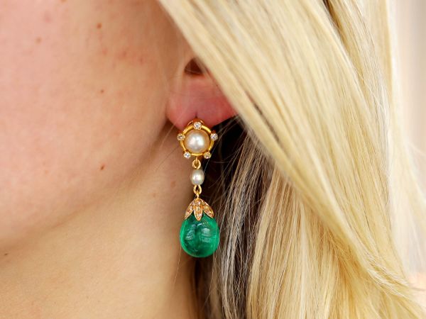emerald and yellow gold earrings in blonde hair 
