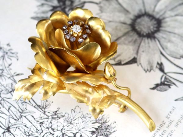 yellow gold flower brooch 