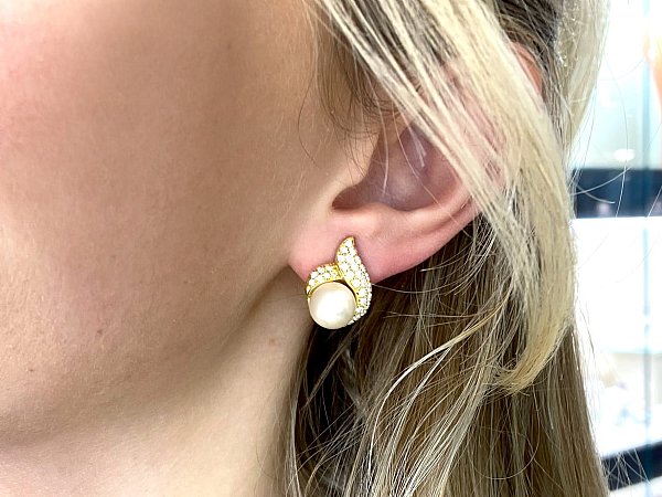pearl and gold earrings to match pink dress