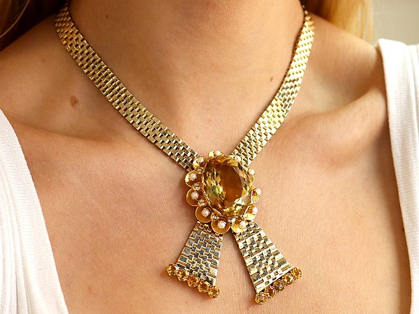 yellow gold and pearl necklace