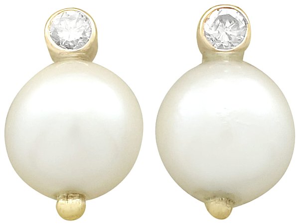 yellow gold and pearl necklace